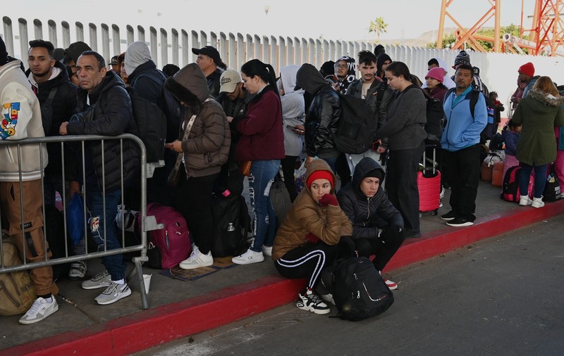 Migranți în lacrimi la granița cu SUA după ce au fost întâmpinați de jandarmii trimiși de Donald Trump