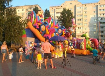 Înainte de război, copiii se jucau în centrul cartierului rezidențial | Foto: Instagram