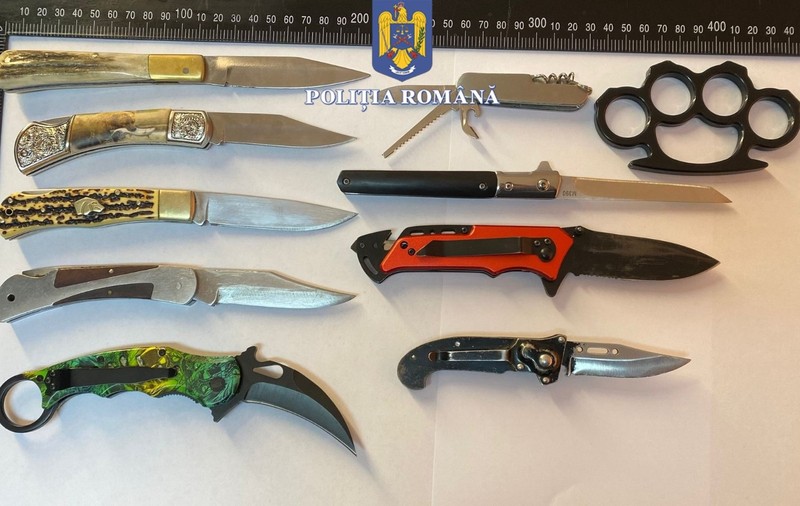 Un pumnal metalic de tip box și nouă bricege au fost găsite de polițiști asupra elevilor din două licee din Miercurea Ciuc