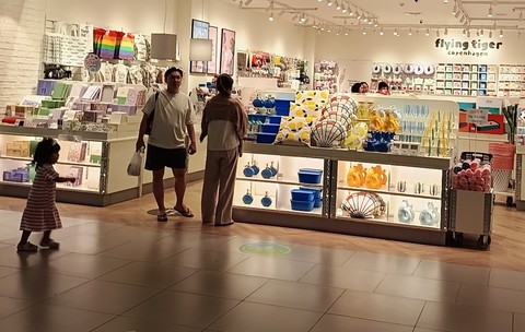 Retailerul danez Flying Tiger Copenhagen, cunoscut pentru gama sa variată de produse accesibile, de la jucării și articole de papetărie până la decorațiuni și gustări, își anunță intrarea pe piața din România în 2027. 