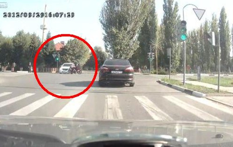 Nu te uita dacă nu eşti tare de inimă! Un motociclist loveşte o maşină cu 140 km/h! | VIDEO ŞOCANT