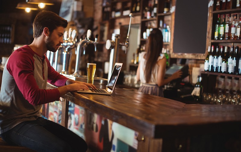 Cu laptopul la bar. Irlanda vrea să transforme pub-urile fără clienți în spații de muncă