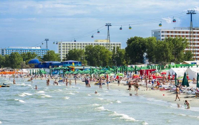 Cât au ajuns să coste o pizza, o porție de hamsii și o ciorbă la Mamaia, în 2025. Prețurile ating noi recorduri
