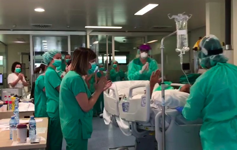 Daniel, un șofer român de camion, bolnav de coronavirus, este scos de la terapie intensivă în aplauzele medicilor spanioli