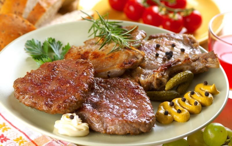 A bătut chelnerul pentru că i-a adus o friptură cu prea multă carne