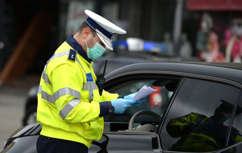 Interlopul bucureştean care a încercat să mituiască un poliţist din Râşnov, arestat pentru 30 de zile