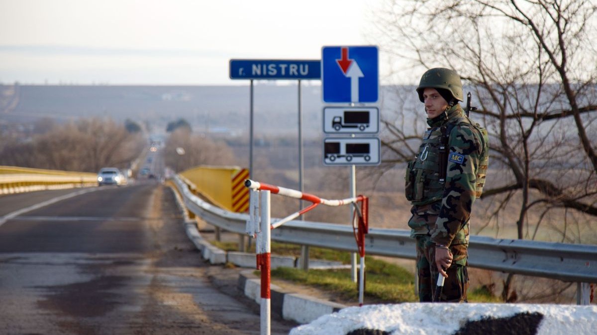 Un militar moldovean stă la punctul de control din Tiraspol, regiunea transnistreană, Republica Moldova, decembrie 2023