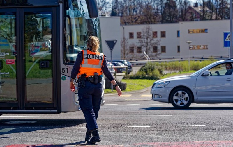 O româncă de 29 de ani, prinsă drogată și băută la volan, a agresat doi polițiști în Elveția, ajungând la spital