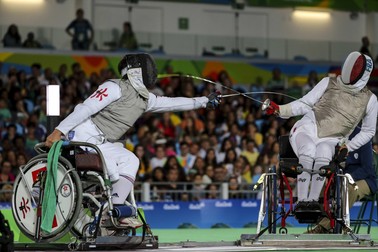 Wing Kin Chang din Hong Kong s-a duelat cu francezul Maxime Valet pentru medalia de bronz în proba de sabie masculin a Jocurilor Paralimpice. (FOTO: EPA)