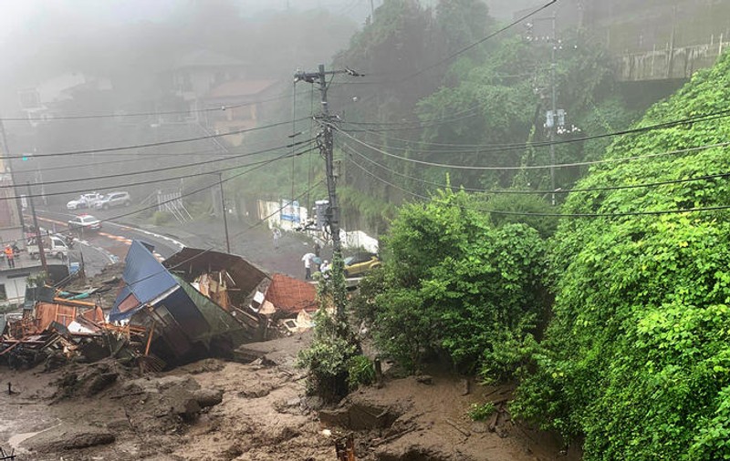 Imagini uluitoare: o alunecare de teren a înghițit mașini și case, în Japonia. Cel puțin doi morți și 20 de persoane dispărute