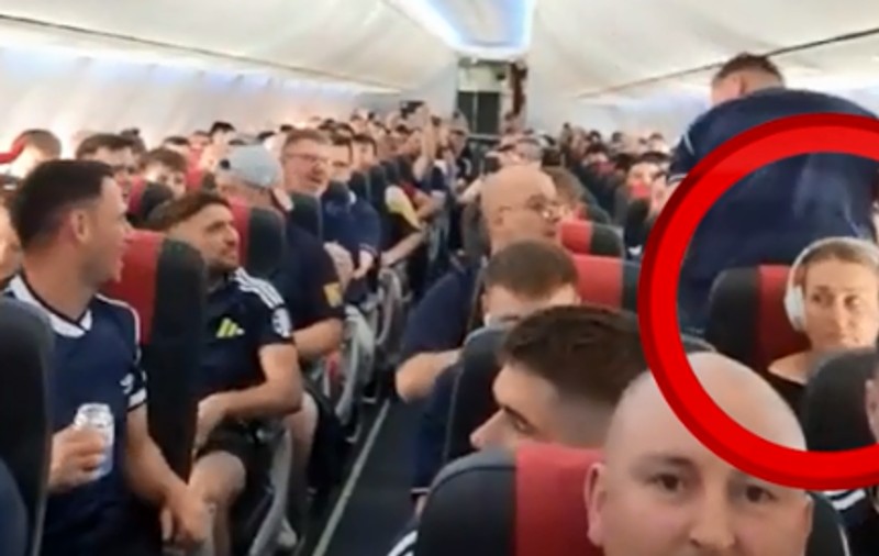 EURO 2024 | Femeia călătorește singură într-un avion plin cu suporteri scoțieni | VIDEO