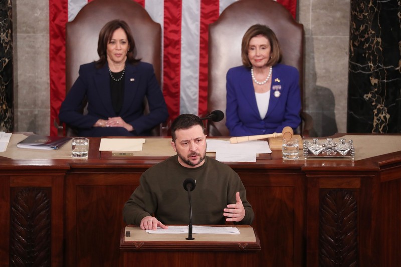 Președintele Zelenski vorbind în Congresul SUA, pe 21 decembrie 2022. În spatele său se află Kamala Harris, vicepreședintele SUA, și Nancy Pelosi, președinta Camerei Reprezentanților | Foto: Profimedia