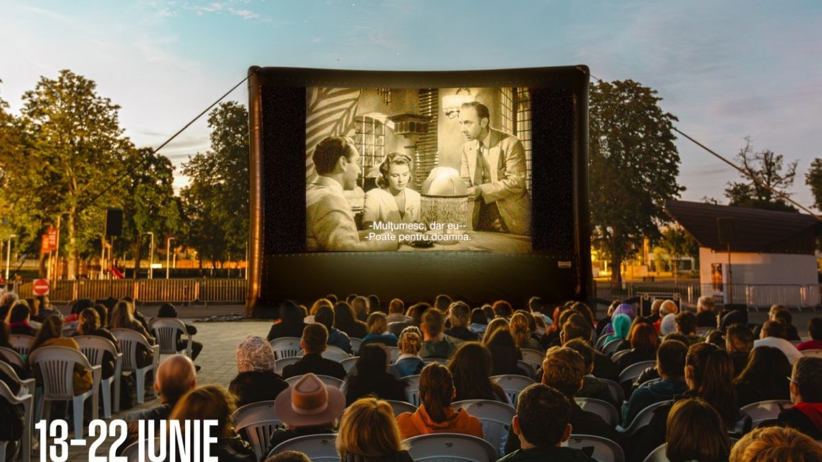 Mai mulți oameni în aer liber, pe scaune, care se uită la film, la Festivalul de film TIFF de la Cluj, 2025