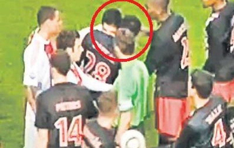 Luis Suarez, căpitanul lui Ajax, şi-a muşcat adversarul 