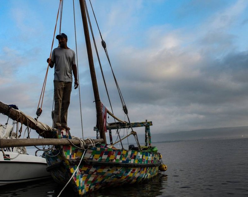 Flipflopi, barca de 9 metri construită din 30.000 de șlapi și 10 tone de plastic, a navigat 500 km, din Kenya până în Zanzibar