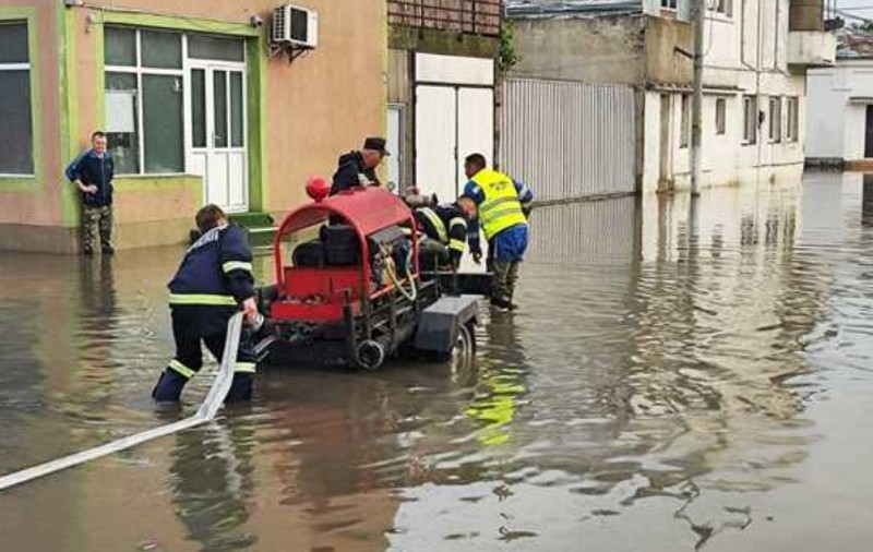 Zeci de locuinţe au fost inundate în Galaţi şi Timişoara, după ploile torenţiale