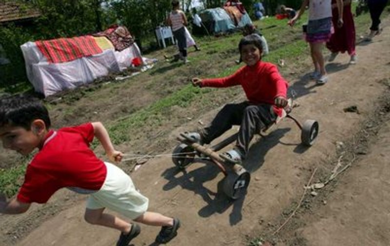 Băsescu le cere romilor să-şi trimită copiii la şcoală