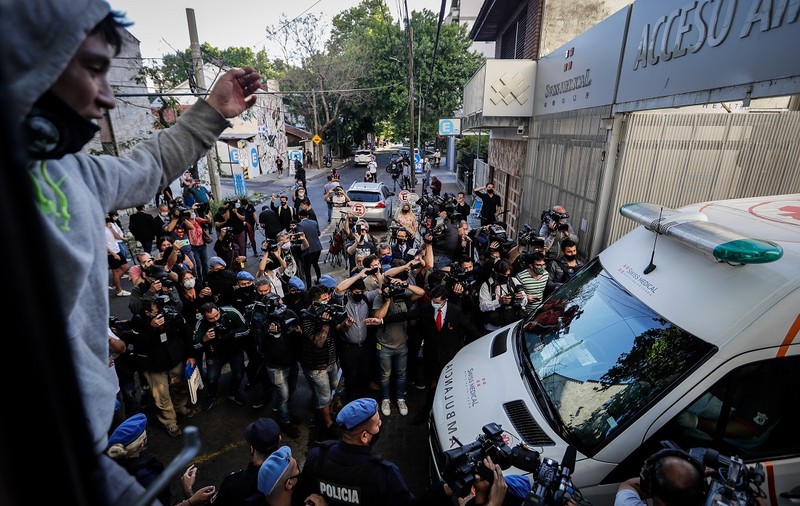Diego Maradona a fost externat din spital. Prima fotografie cu fostul mare fotbalist după ce a fost operat pe creier