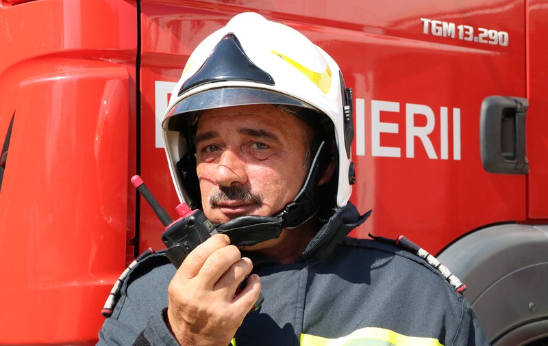 REPORTAJ/ Povestea impresionantă a pompierului-înger care întoarce oamenii din morți. S-a dus înapoi în foc și cenușă ca să salveze hainele de înmormântare ale unui bătrân