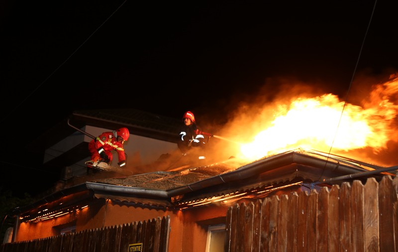 FOTO | Incendiu puternic în sectorul 5 al Capitalei