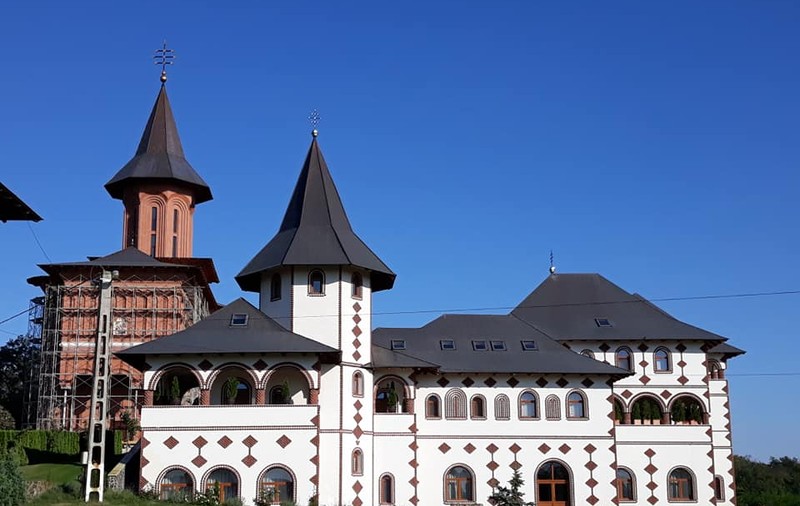 Un călugăr a fugit de la mănăstirea Scărișoara, „pe motiv că nu-și mai găsea liniștea”. Decizia Episcopiei Maramureșului și Sătmarului