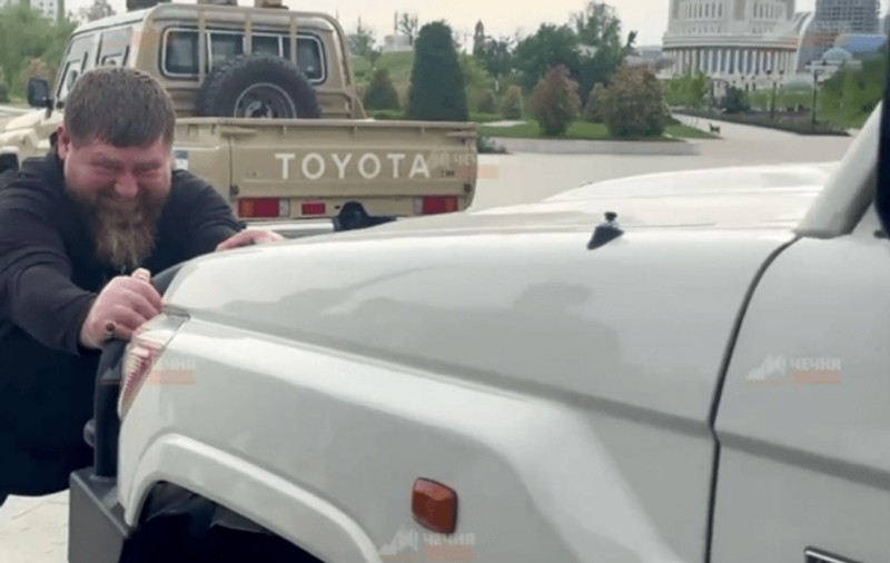 „Bicepși de piatră”. Înregistrare cu Ramzan Kadîrov împingând un SUV, după ce liderul cecen a fost filmat gâfâind când urca scările de la Kremlin | VIDEO