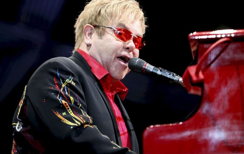 Elton John, prea blonav pentru a mai concerta în Dublin 