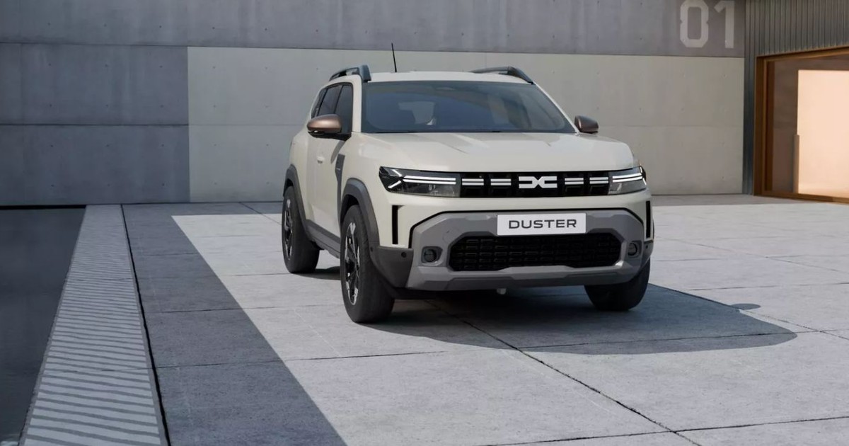 O Dacia Duster albă așezată într-o zonă de gri ca și model de prezentare.