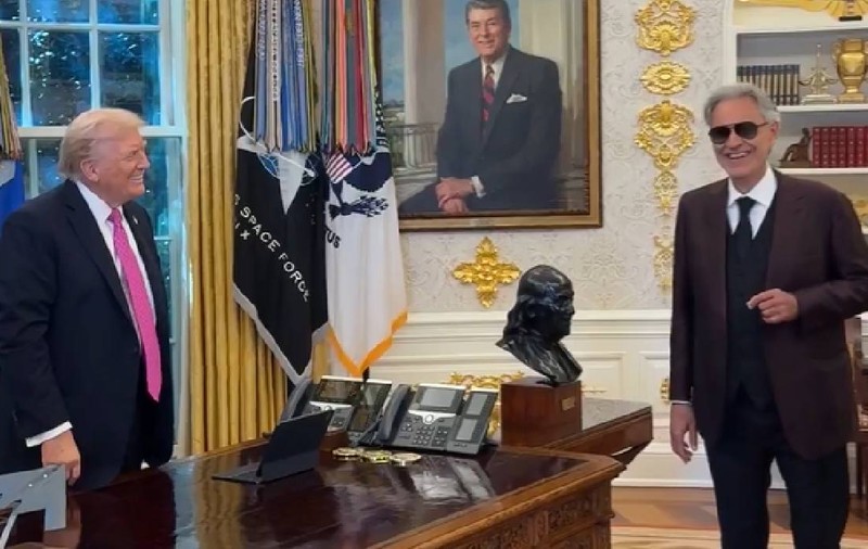Andrea Bocelli i-a cântat lui Donald Trump „Time to say goodbye” în Biroul Oval și a falsat