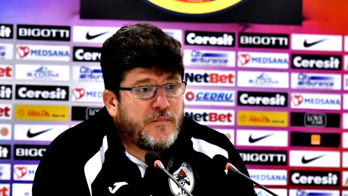 Antrenorul Cristi Pustai a recitat două poezii