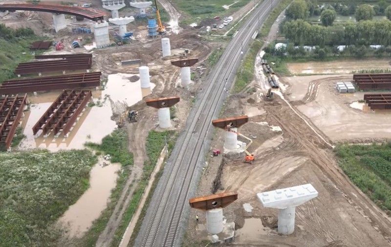 VIDEO | Alunecare masivă de teren surprinsă cu drona. Un deal s-a prăbușit pe autostrada A10 Sebeș-Turda