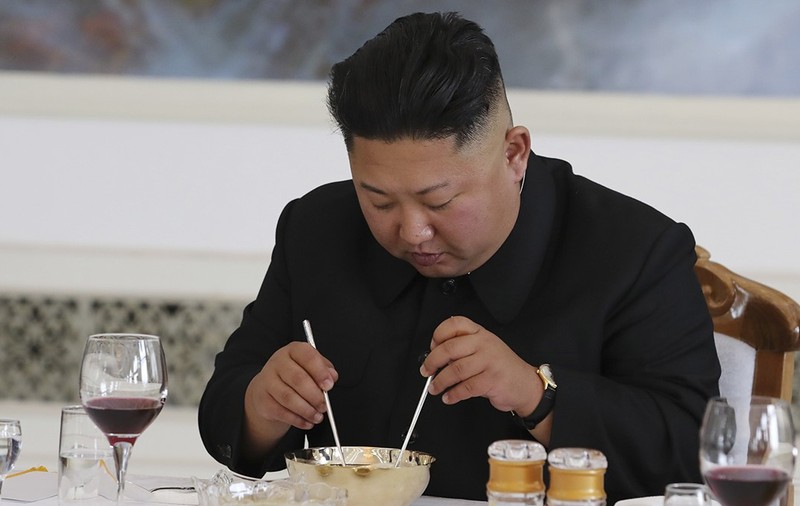 Kim Jong UN mănâncă. 