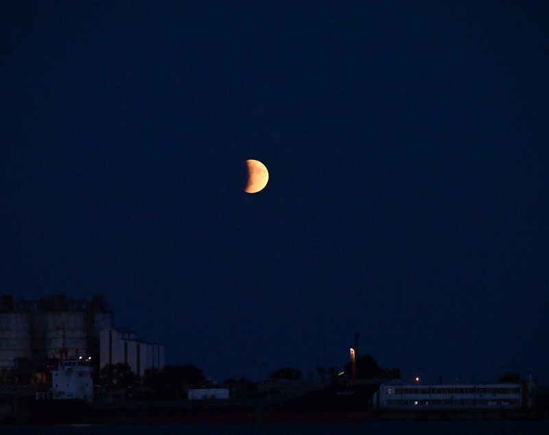Cum a fost surprinsă „Luna sângerie” pe cerul României: imagini cu eclipsa totală