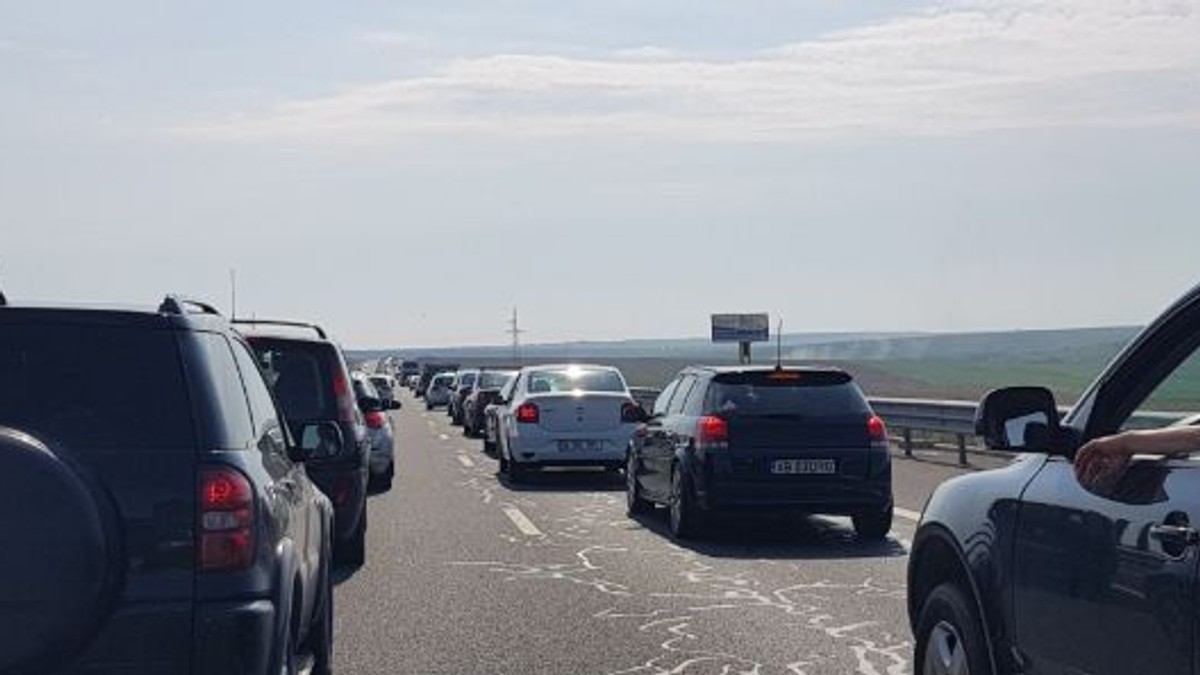 O mașină a luat foc pe Autostrada Soarelui. Traficul este restricționat
