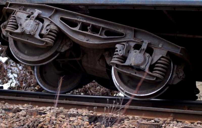 Traficul feroviar între Bistriţa-Năsăud şi Maramureş e blocat, după ce un tren plin cu cherestea a deraiat