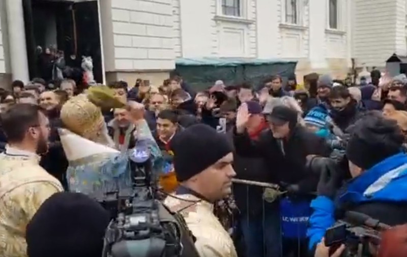 VIDEO | Îmbulzeală la slujba de Bobotează de la Iași. Oamenii au rupt bradul din care a fost făcută crucea