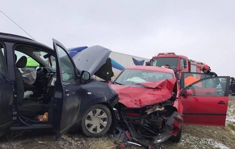 Șapte persoane rănite în urma impactului dintre două autoturisme
