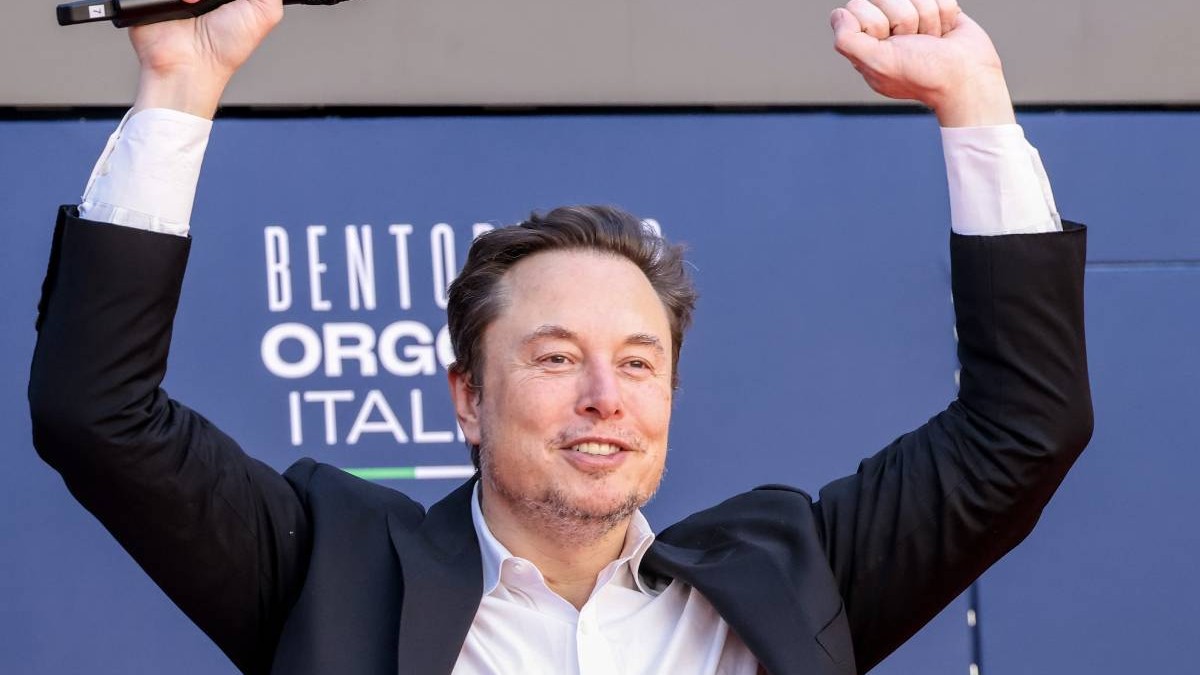 Elon Musk fondatorul SpaceX, cu mainile ridicate si cu un zambet larg