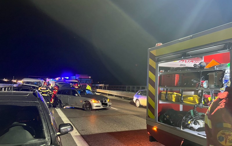 Accident cu 6 mașini pe A1. Patru oameni, printre care și un copil de 6 luni, transportați la spital