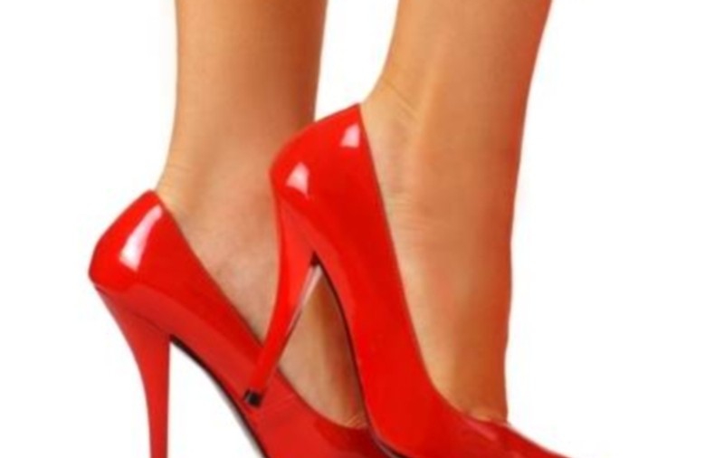 Poartă pantofi cu tocuri înalte ca să... CHELTUIEŞTI MAI PUŢINI BANI LA CUMPĂRĂTURI! Uite care este explicaţia