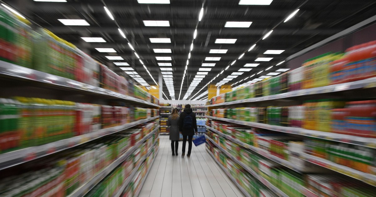 Românii au lăsat anul trecut 62 de miliarde de lei în conturile marilor retaileri. Rafturi cu alimente într-un hipermarket
