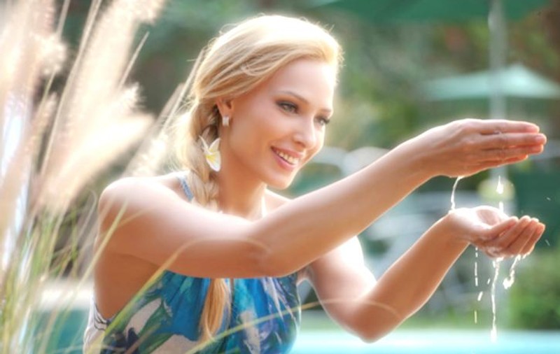 Iulia Vântur, SENZUALĂ şi SUMAR ÎMBRĂCATĂ, între cearşafurile albe | FOTO