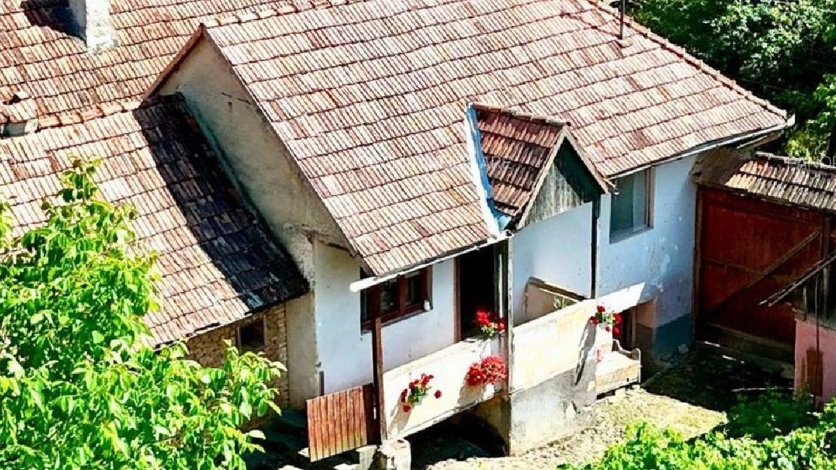 O gospodărie tradițională din Transilvania cu pridvor, șură, grajduri și pivniță