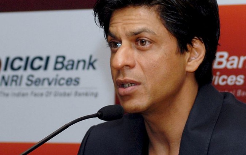 Celebrul actor Shahrukh Khan, reţinut de serviciul pentru imigrare american