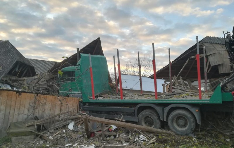 FOTO | Fată de 16 ani prinsă sub dărâmături, după ce un TIR i-a distrus casa, la Bălțătești