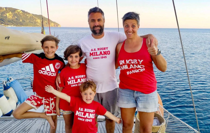 Povestea familiei din Italia care în plină pandemie de COVID și-a vândut casa și pleacă într-o călătorie epică, pe mare