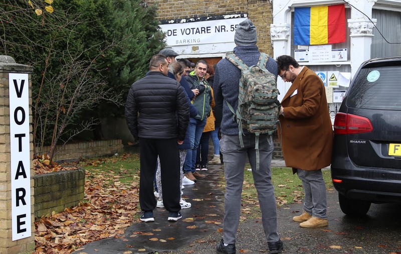 BEC a decis cum vor vota românii din diaspora. Multe secţii de votare au program scurt, cei aflaţi la rând primesc bonuri de ordine, iar cozile sunt păzite
