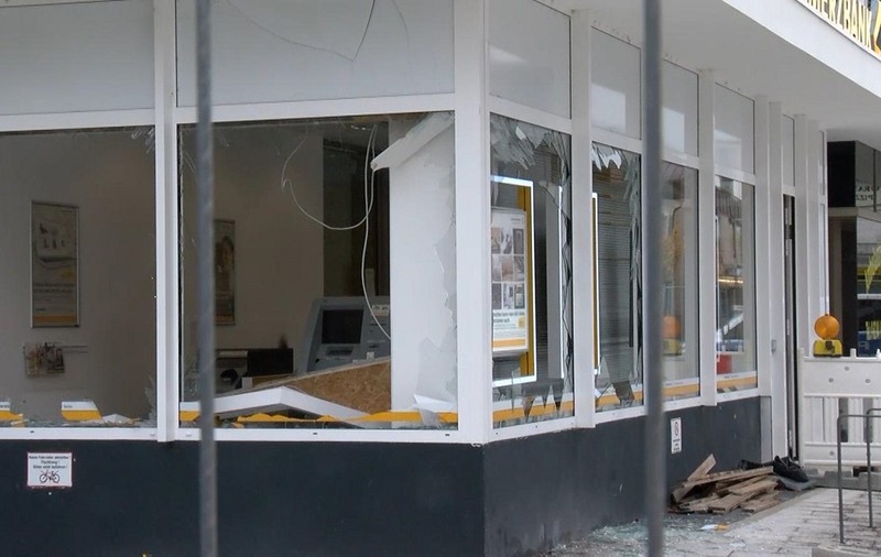 Un român a plecat cu bancomatul în mașină din foaierul unei bănci din Austria: „Am o fiică bolnavă, aveam nevoie de bani!”