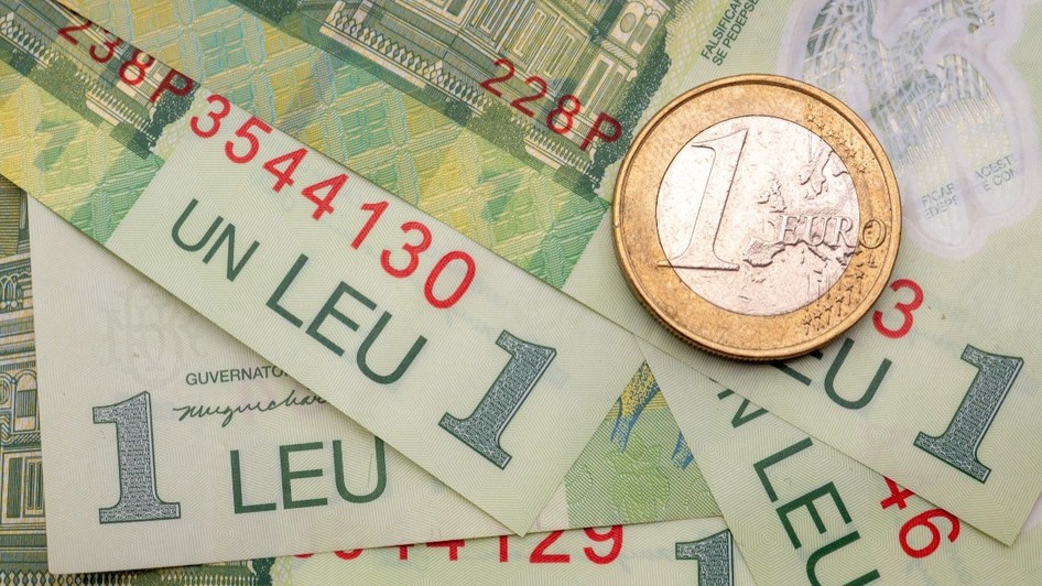 Bancnote de lei și o monedă euro.