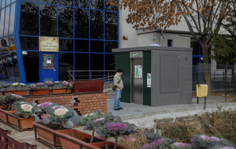 Cum arată toaleta publică de 48.000 de euro cumpărată de Primăria Bârlad. „Atâta i-a dus capul”